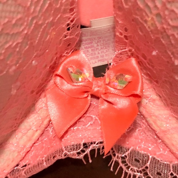 ❌SOLD❌ VS Bra, coral color, 34DD. - Picture 2 of 8